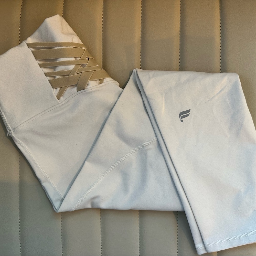 Fabletics Powerhold. White with tan accent on the back. Size small 7/8 length.